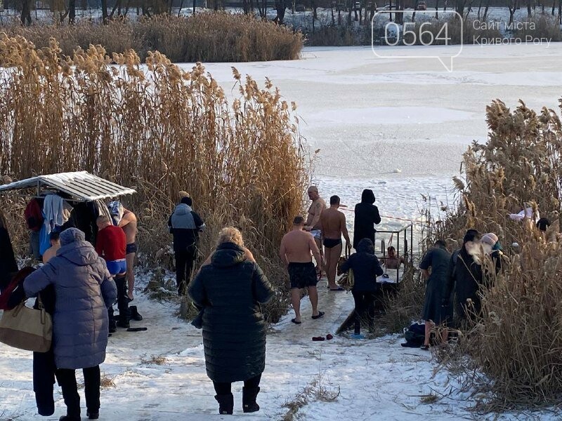 Криворожане отмечают Крещение, ныряя в прорубь, - ФОТО, ВИДЕО , фото-4