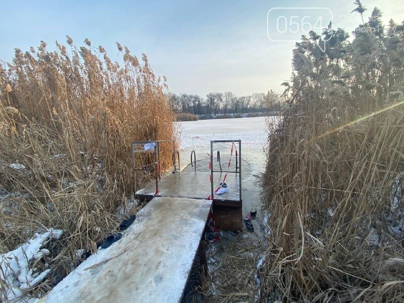 Криворожане отмечают Крещение, ныряя в прорубь, - ФОТО, ВИДЕО , фото-9