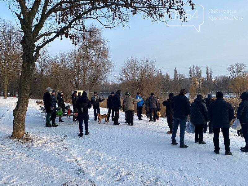 Криворожане отмечают Крещение, ныряя в прорубь, - ФОТО, ВИДЕО , фото-19