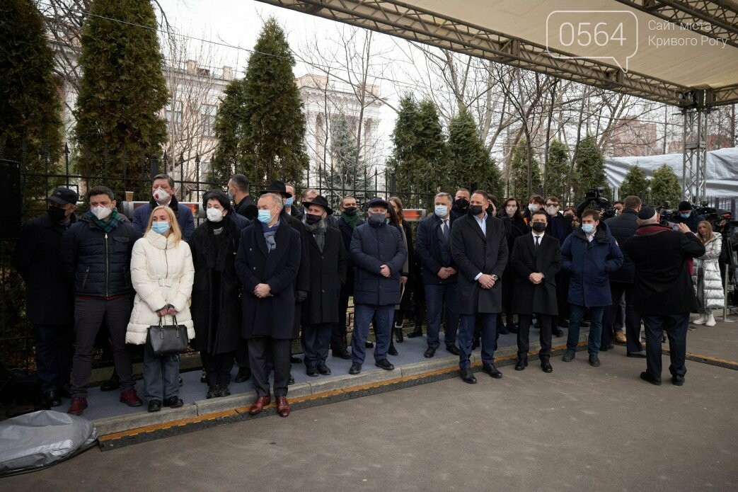 Президент на открытии инсталляции к Международному дню памяти жертв Холокоста: Мы должны помнить, что не замечать диктатуру, нацизм и жест..., фото-12