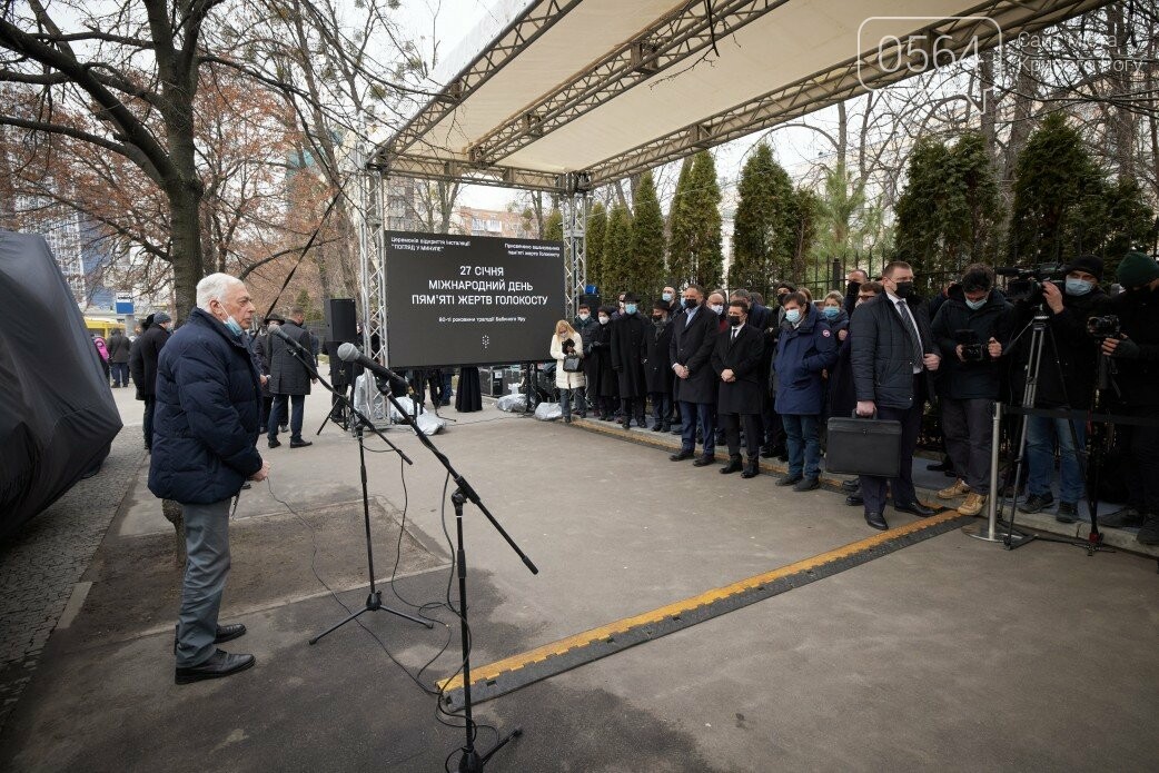 Президент на открытии инсталляции к Международному дню памяти жертв Холокоста: Мы должны помнить, что не замечать диктатуру, нацизм и жесто..., фото-6