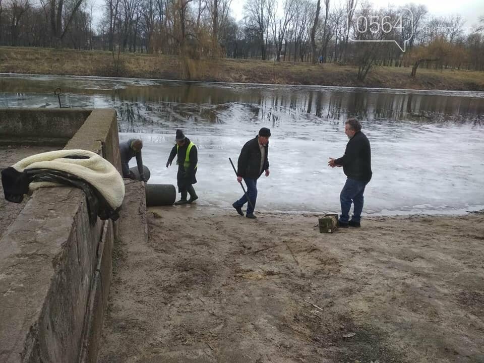 Выбросили 14 урн в реку, сожгли камыш, разобрали тротуарную плитку: в криворожском парке орудовали вандалы, - ФОТО , фото-17