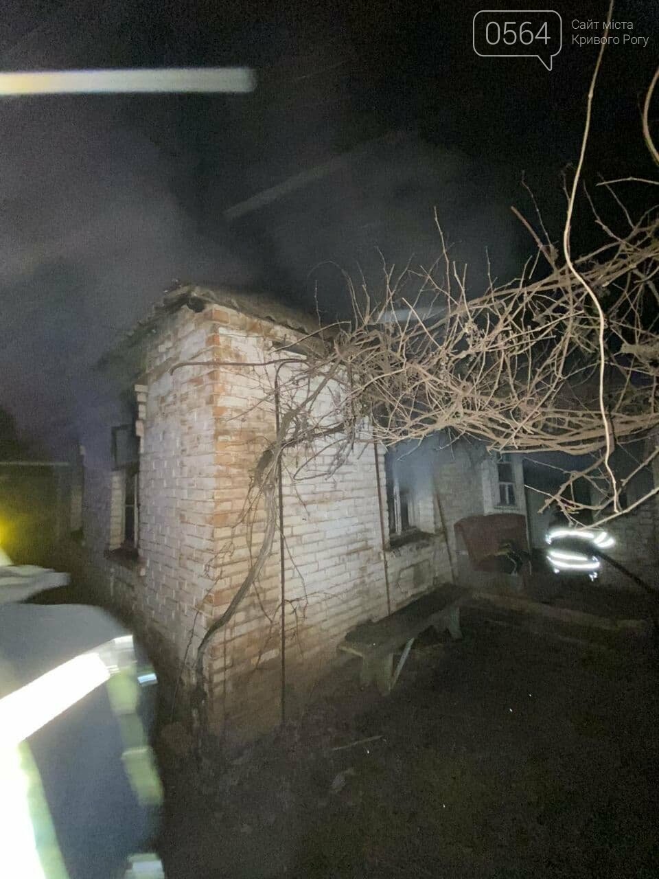 В Кривом Роге во время ночного пожара сгорела часть дома, - ФОТО , фото-5