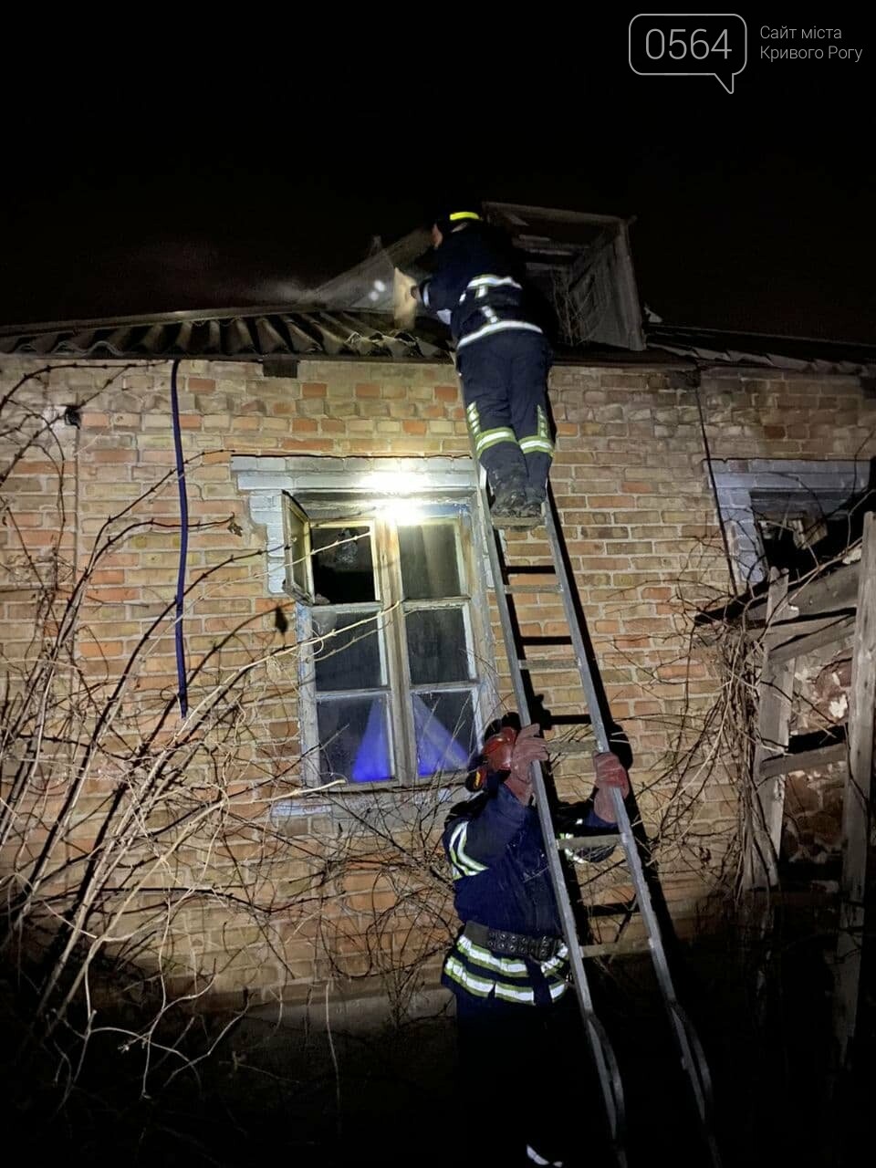 В Кривом Роге во время ночного пожара сгорела часть дома, - ФОТО , фото-3