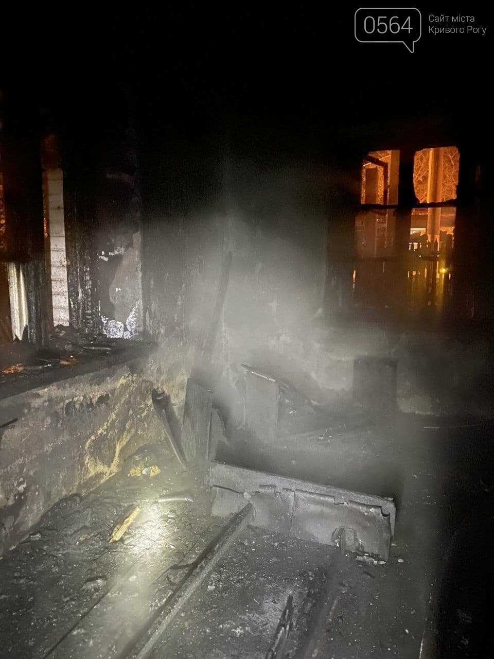 В Кривом Роге во время ночного пожара сгорела часть дома, - ФОТО , фото-4
