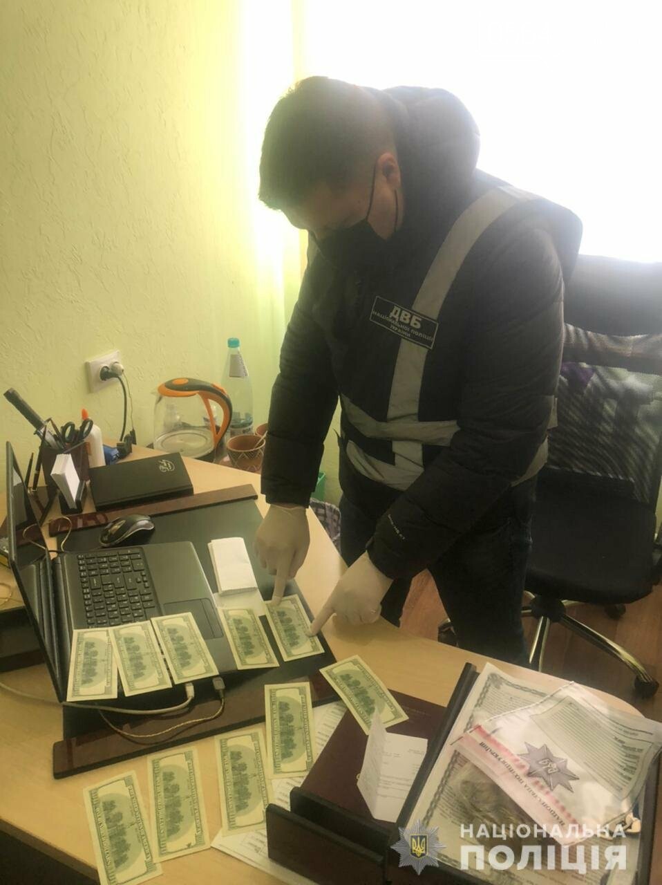 Фигурант уголовного дела пытался подкупить криворожского полицейского за 1000 долларов, - ФОТО , фото-1