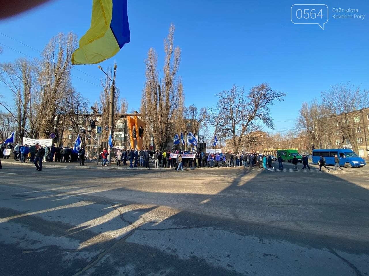 В Кривом Роге работники промышленного гиганта вышли на митинг за повышение зарплаты, - ФОТО, ВИДЕО , фото-4