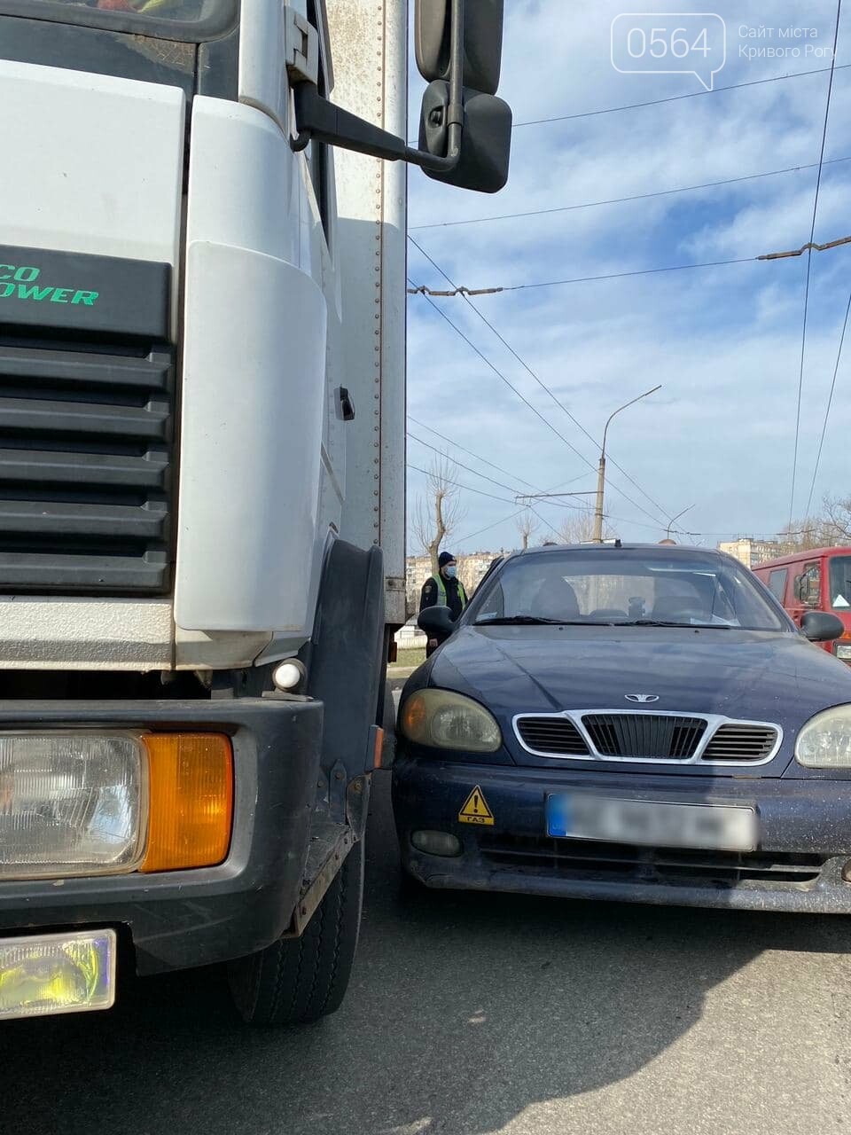 Не придерживался безопасной дистанции при обгоне, - в Кривом Роге произошло ДТП, - ФОТО, фото-2