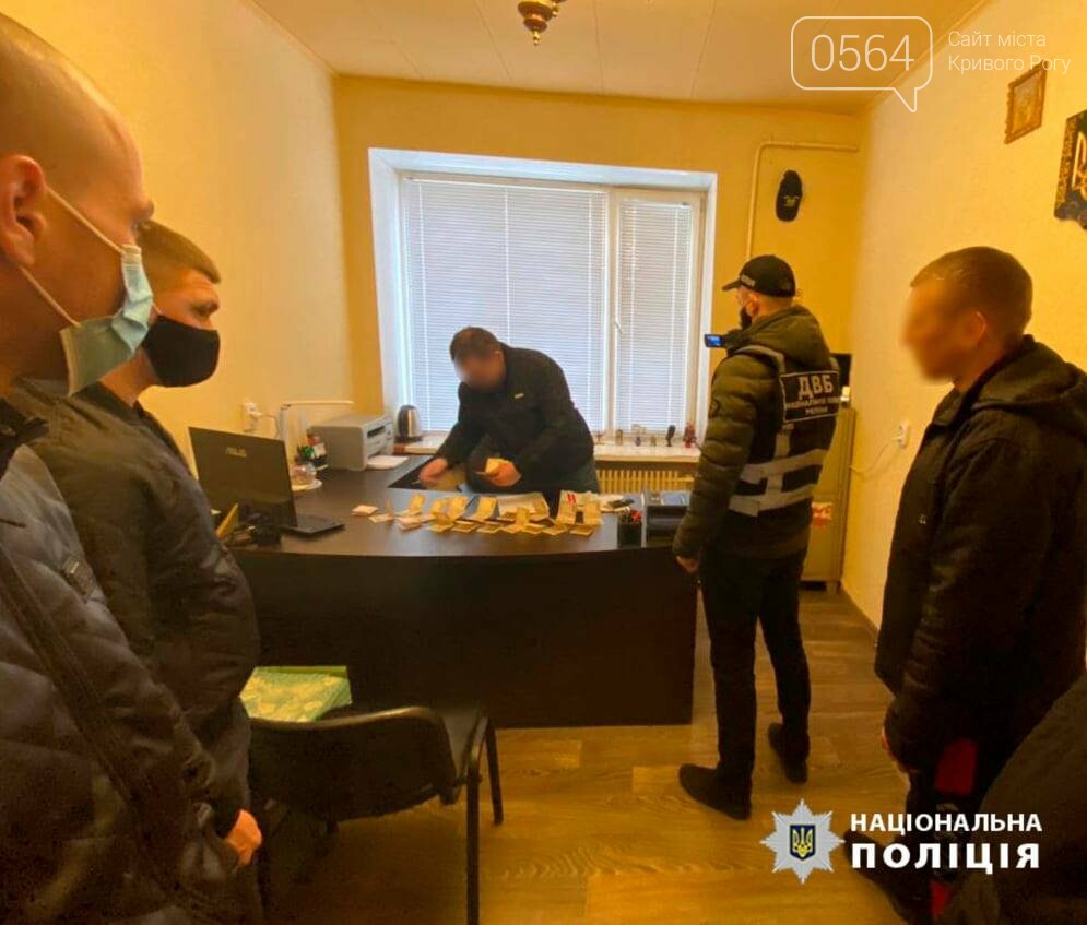 За предложение взятки криворожскому полицейскому в размере 5000 долларов, мужчине грозит до 8 лет тюрьмы, - ФОТО , фото-1