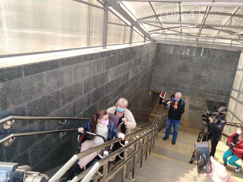 Криворожане с инвалидностью протестировали подъёмники и переход на улице Лермонтова, - ФОТО, ВИДЕО, фото-4