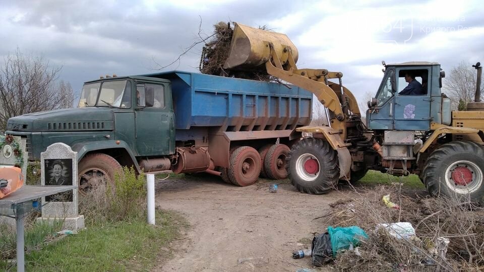 Перед поминальными днями в Кривом Роге начали уборку на кладбищах, - ФОТО, фото-1