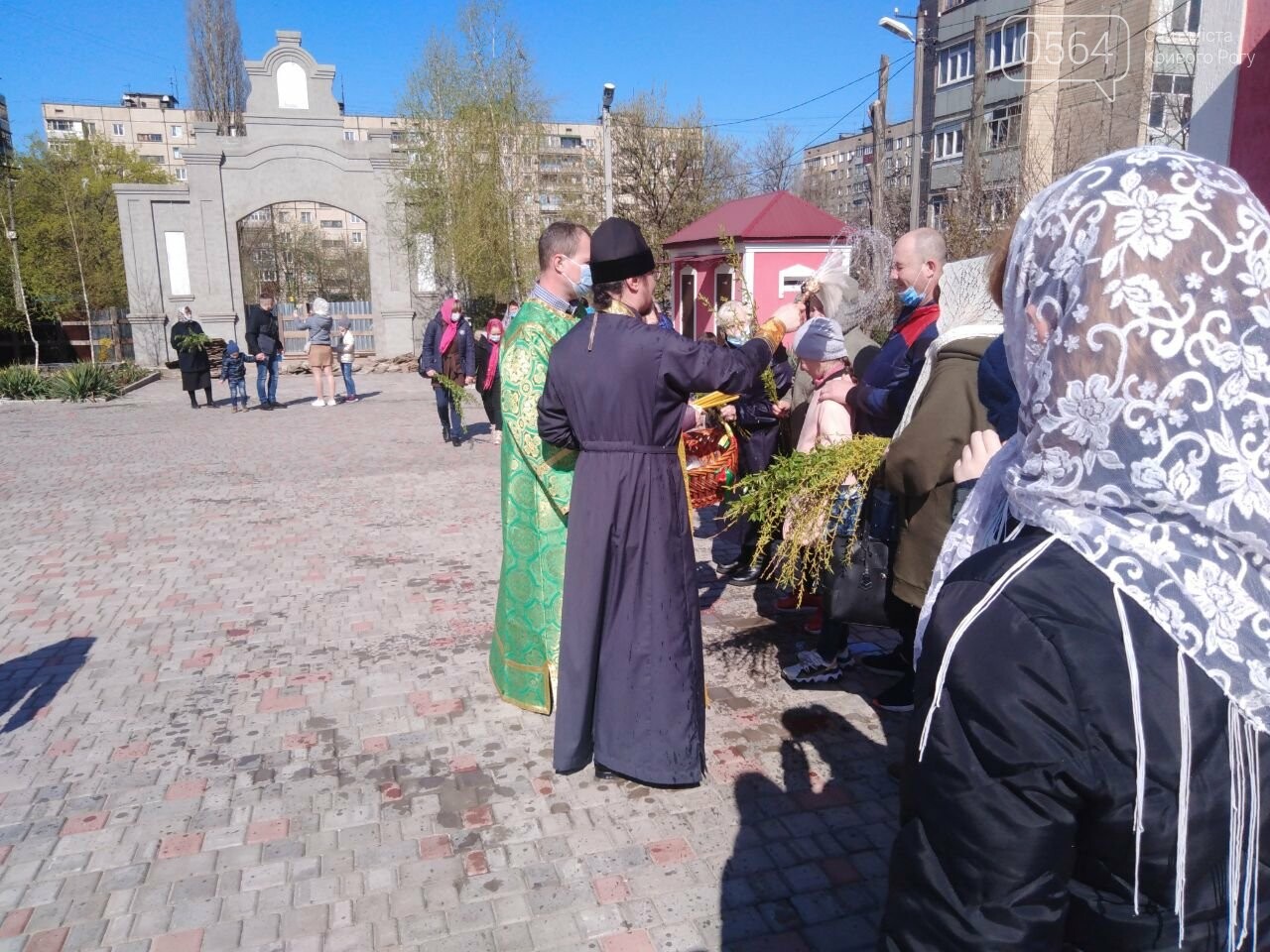 Как криворожане празднуют Вербное воскресенье в условиях карантина - ФОТО, ВИДЕО, фото-11