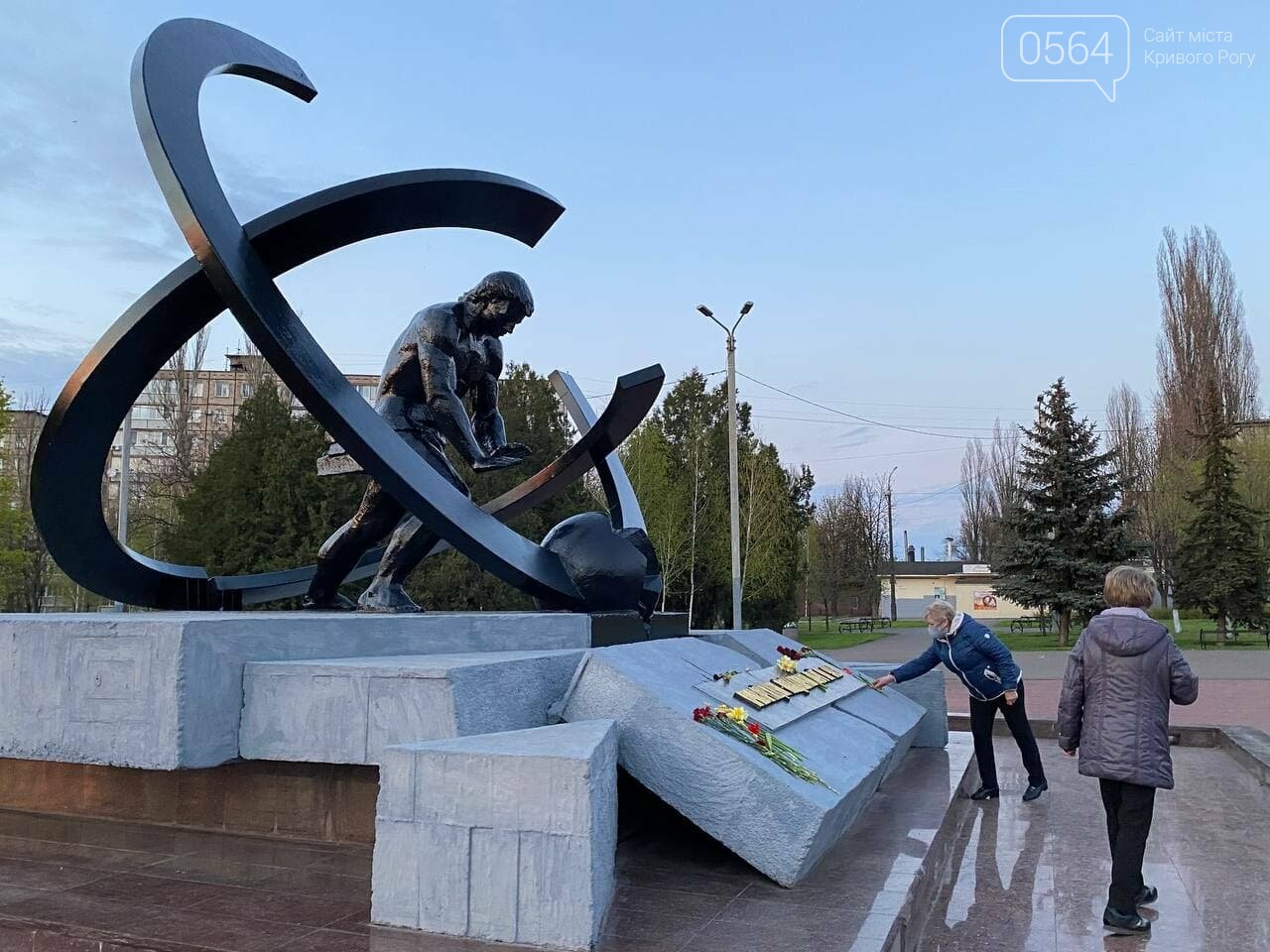 По случаю 35-й годовщины аварии на ЧАЭС в Кривом Роге прошла акция «Зажги свечу», - ФОТО, ВИДЕО, фото-1