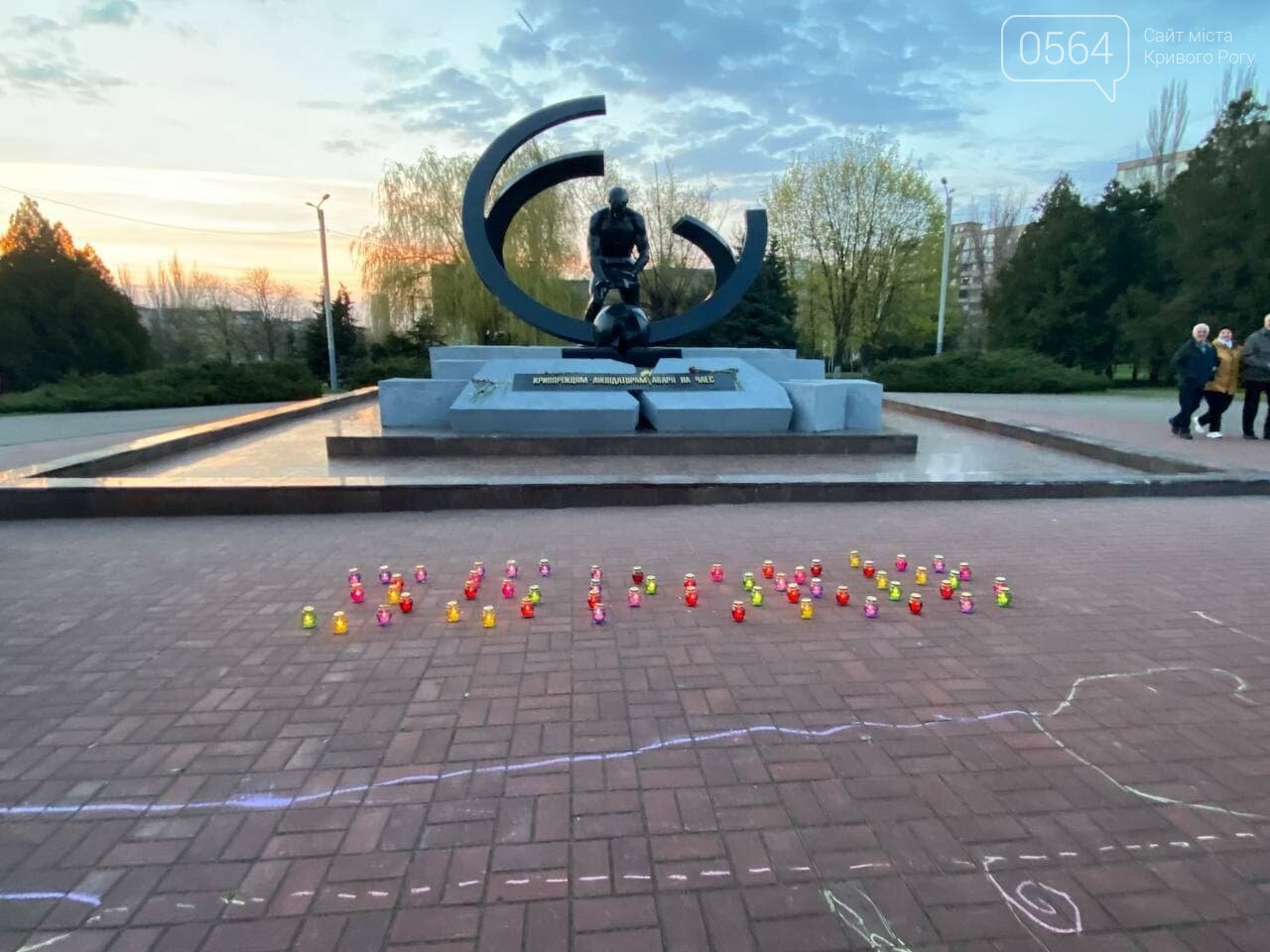 По случаю 35-й годовщины аварии на ЧАЭС в Кривом Роге прошла акция «Зажги свечу», - ФОТО, ВИДЕО, фото-7