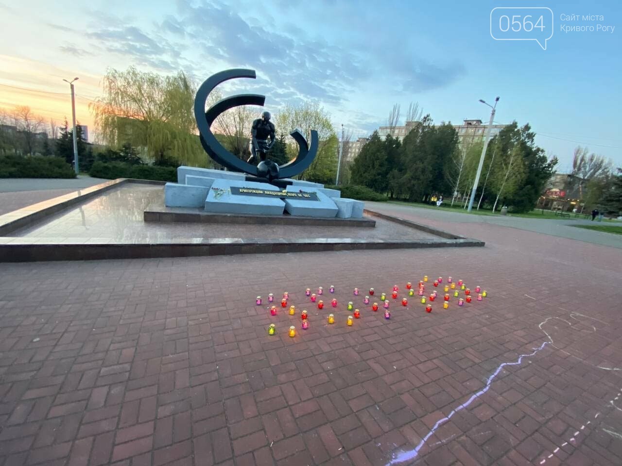 По случаю 35-й годовщины аварии на ЧАЭС в Кривом Роге прошла акция «Зажги свечу», - ФОТО, ВИДЕО, фото-2