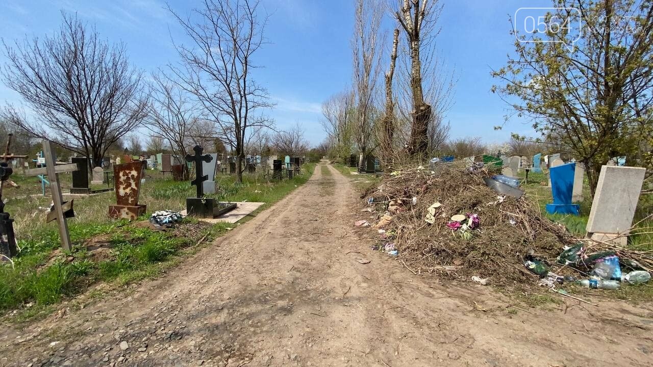 На криворожских кладбищах накануне поминальных дней в усиленном режиме работает спецтехника, - ФОТО, ВИДЕО , фото-7