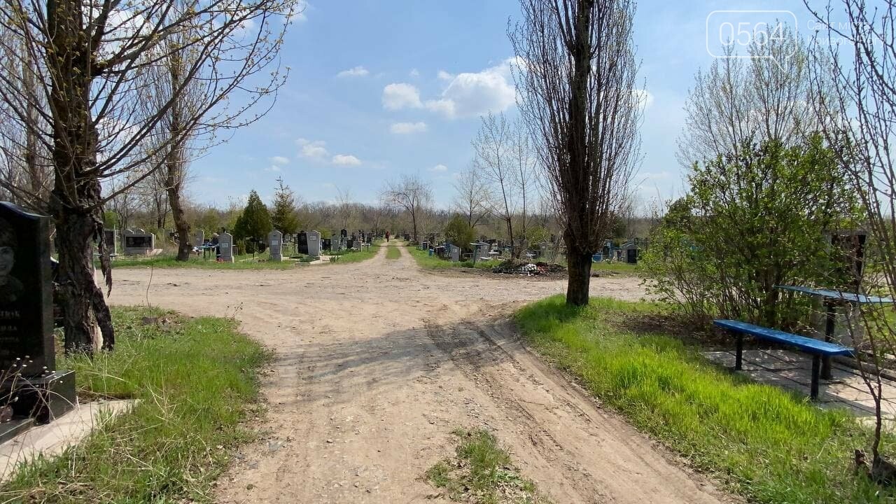 На криворожских кладбищах накануне поминальных дней в усиленном режиме работает спецтехника, - ФОТО, ВИДЕО , фото-2