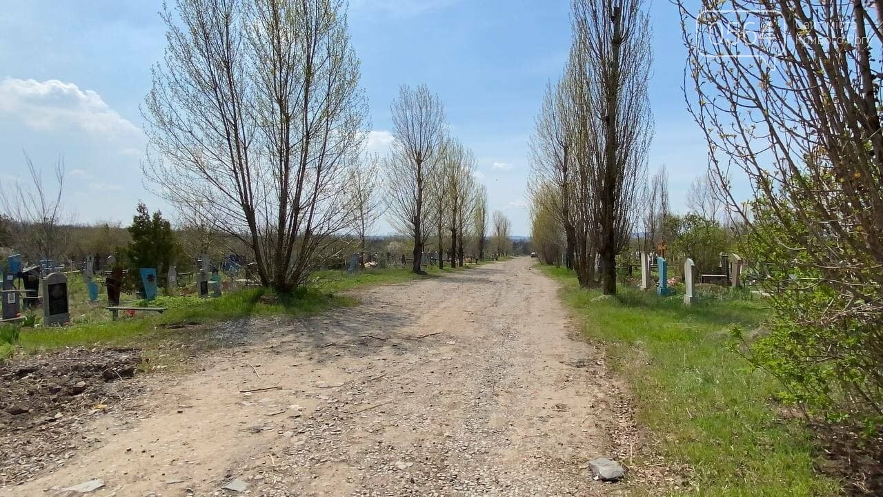 На криворожских кладбищах накануне поминальных дней в усиленном режиме работает спецтехника, - ФОТО, ВИДЕО , фото-6