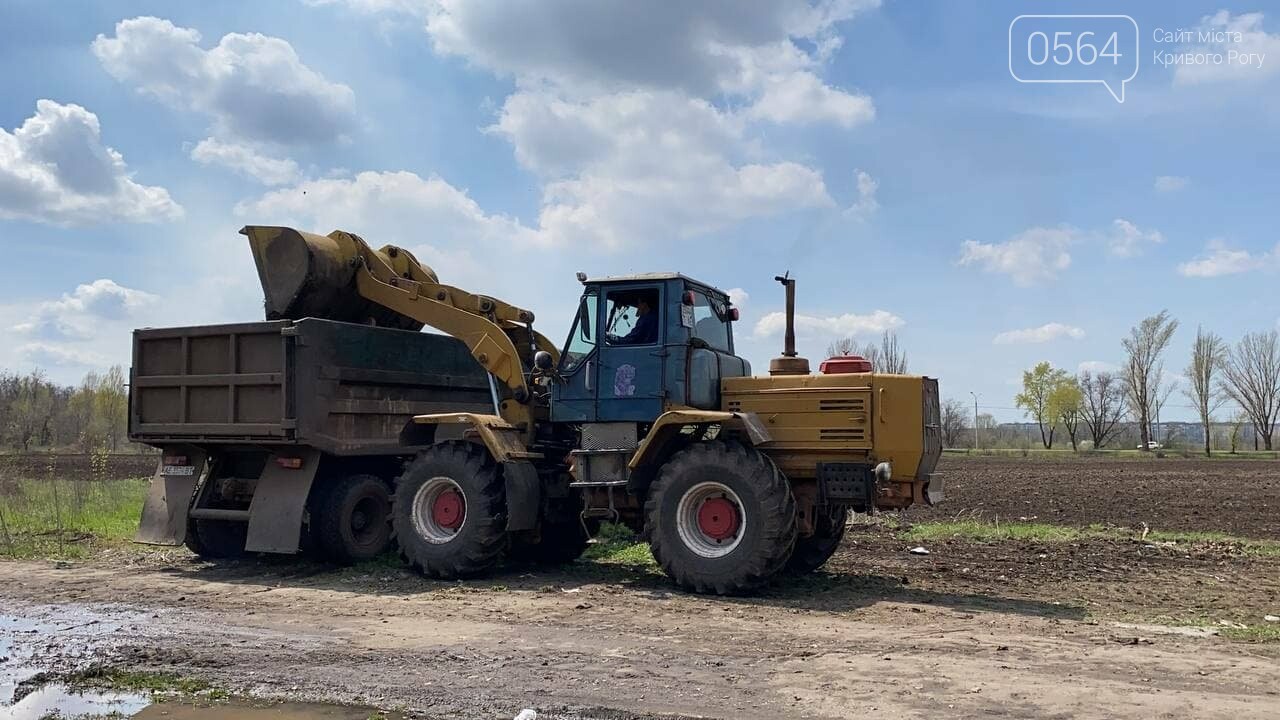 На криворожских кладбищах накануне поминальных дней в усиленном режиме работает спецтехника, - ФОТО, ВИДЕО , фото-49