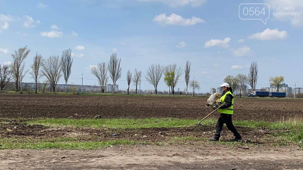 На криворожских кладбищах накануне поминальных дней в усиленном режиме работает спецтехника, - ФОТО, ВИДЕО , фото-47