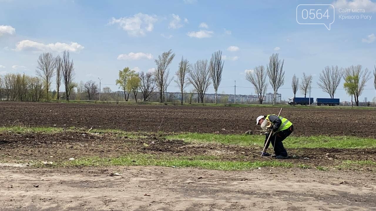 На криворожских кладбищах накануне поминальных дней в усиленном режиме работает спецтехника, - ФОТО, ВИДЕО , фото-45