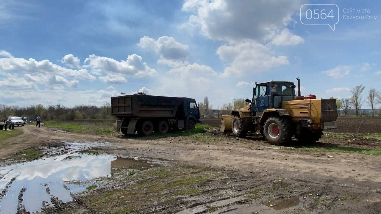 На криворожских кладбищах накануне поминальных дней в усиленном режиме работает спецтехника, - ФОТО, ВИДЕО , фото-44