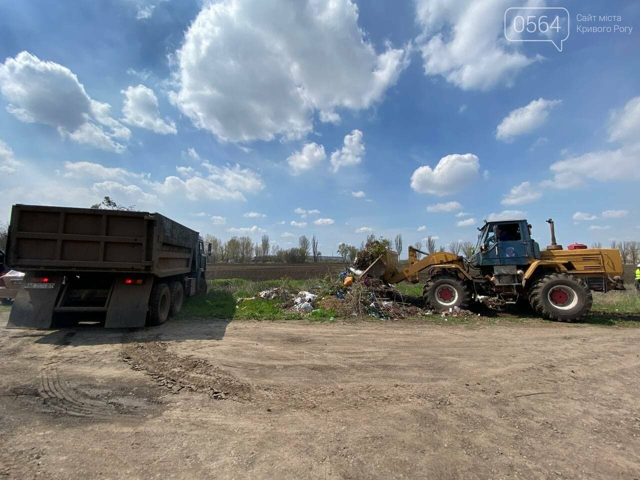 На криворожских кладбищах накануне поминальных дней в усиленном режиме работает спецтехника, - ФОТО, ВИДЕО , фото-42