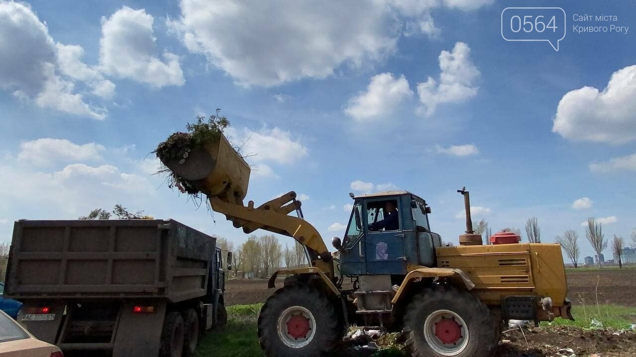 На криворожских кладбищах накануне поминальных дней в усиленном режиме работает спецтехника, - ФОТО, ВИДЕО , фото-40