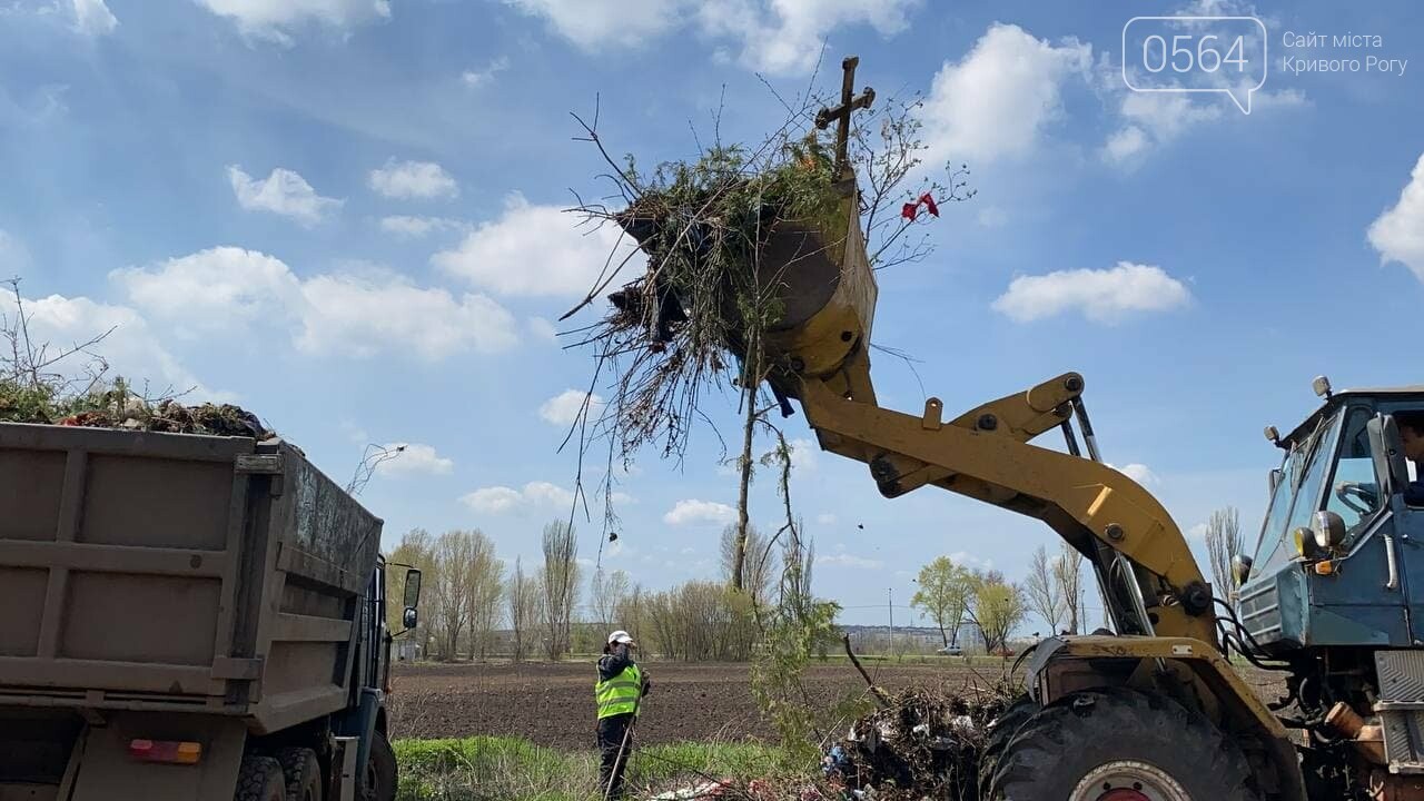 На криворожских кладбищах накануне поминальных дней в усиленном режиме работает спецтехника, - ФОТО, ВИДЕО , фото-37