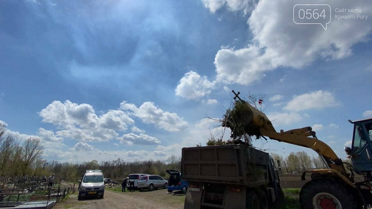 На криворожских кладбищах накануне поминальных дней в усиленном режиме работает спецтехника, - ФОТО, ВИДЕО , фото-35