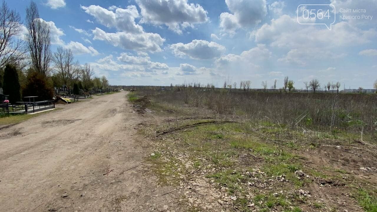 На криворожских кладбищах накануне поминальных дней в усиленном режиме работает спецтехника, - ФОТО, ВИДЕО , фото-32