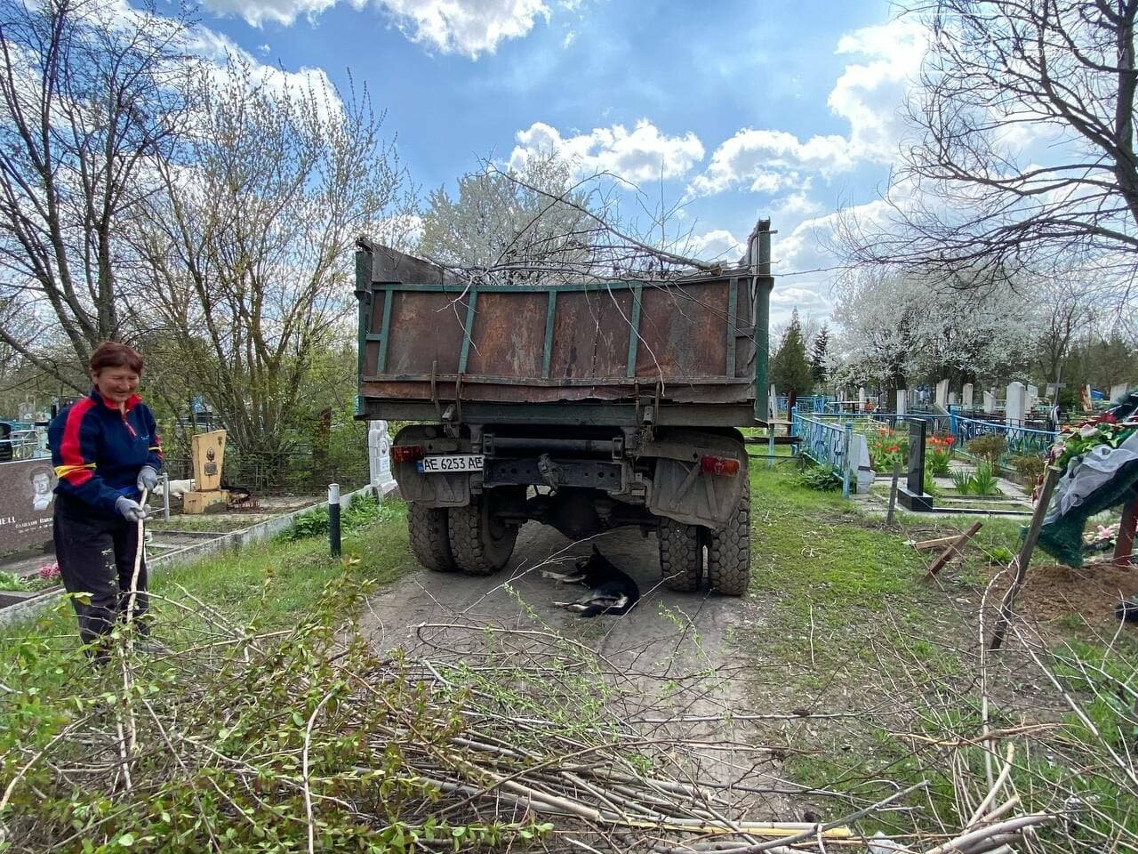 На криворожских кладбищах накануне поминальных дней в усиленном режиме работает спецтехника, - ФОТО, ВИДЕО , фото-19