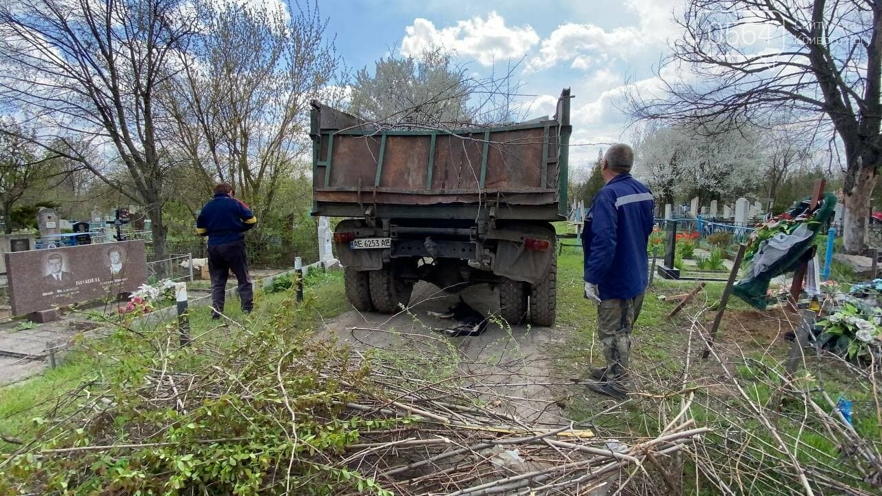 На криворожских кладбищах накануне поминальных дней в усиленном режиме работает спецтехника, - ФОТО, ВИДЕО , фото-18