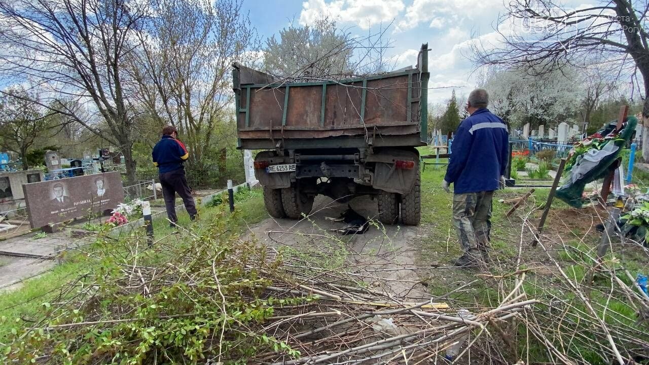 На криворожских кладбищах накануне поминальных дней в усиленном режиме работает спецтехника, - ФОТО, ВИДЕО , фото-17