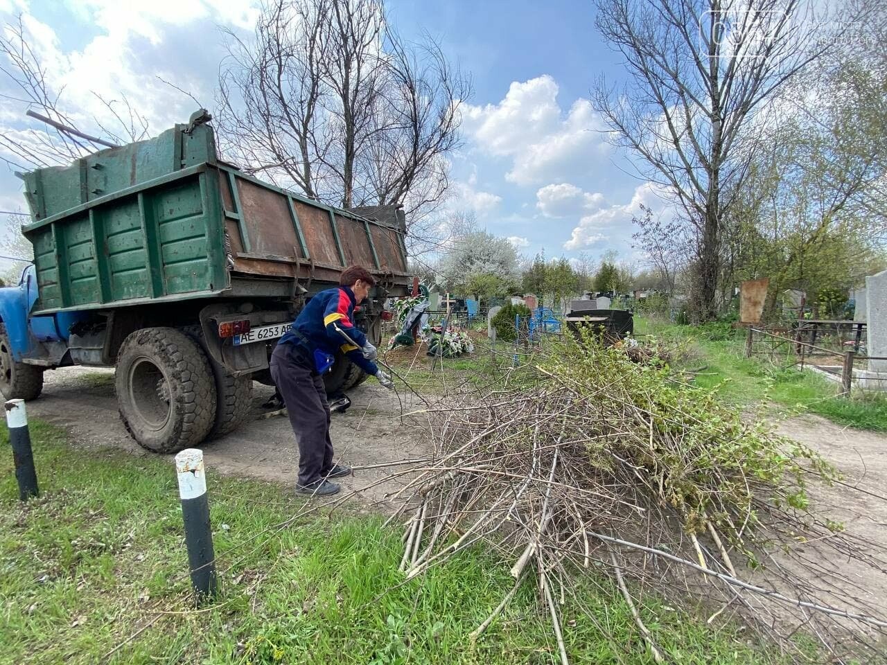 На криворожских кладбищах накануне поминальных дней в усиленном режиме работает спецтехника, - ФОТО, ВИДЕО , фото-16