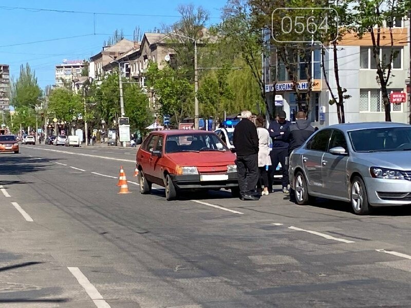 В центре Кривого Рога не поделили дорогу две легковушки, - ФОТО, фото-6