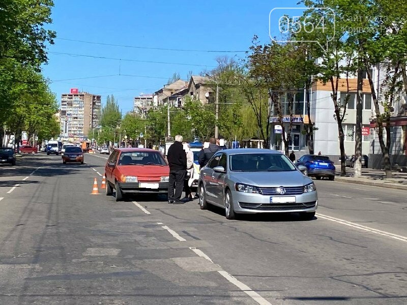 В центре Кривого Рога не поделили дорогу две легковушки, - ФОТО, фото-7