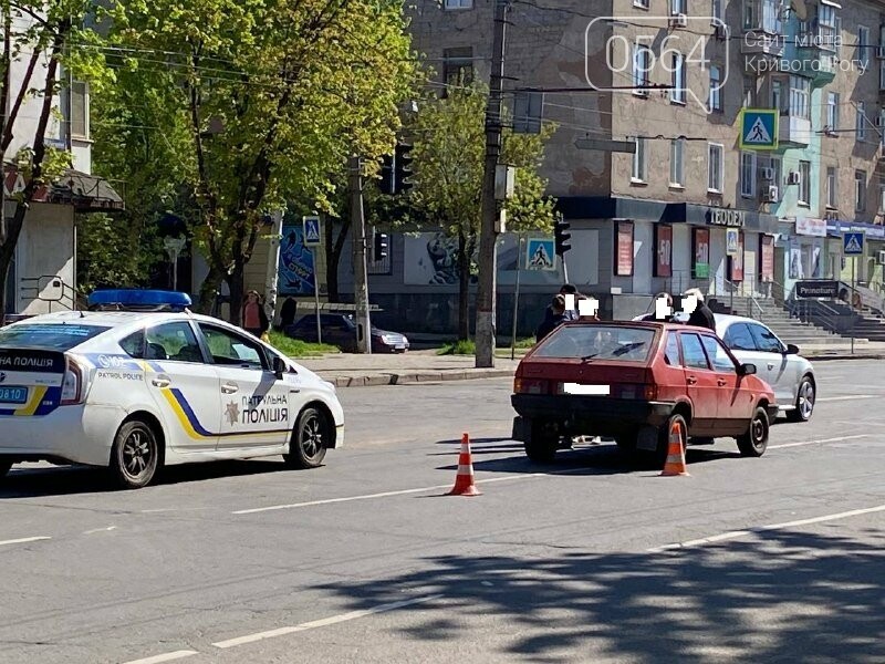 В центре Кривого Рога не поделили дорогу две легковушки, - ФОТО, фото-2