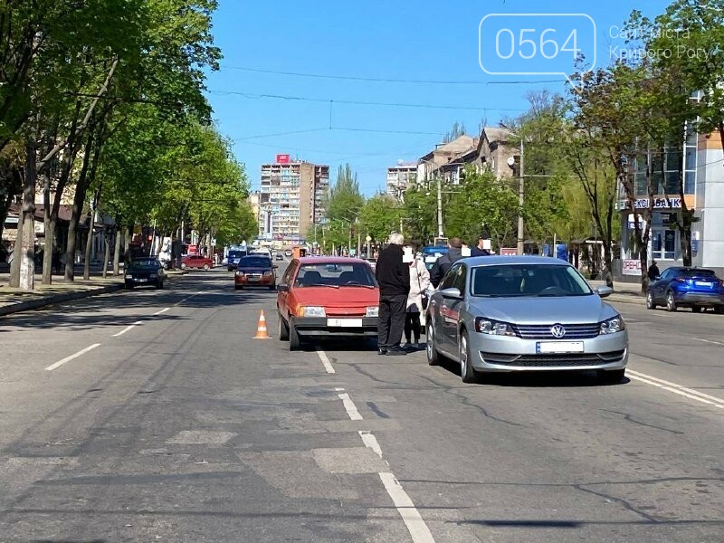 В центре Кривого Рога не поделили дорогу две легковушки, - ФОТО, фото-10