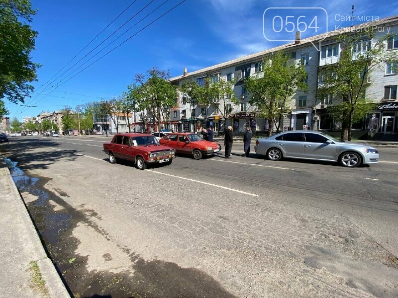 В центре Кривого Рога не поделили дорогу две легковушки, - ФОТО, фото-14