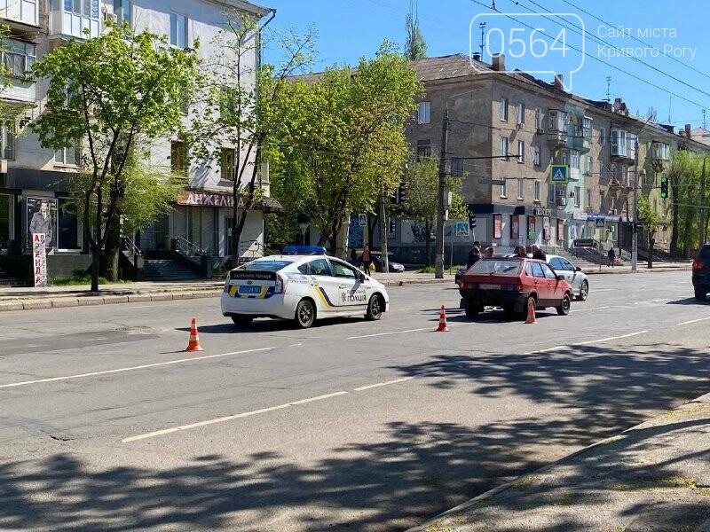 В центре Кривого Рога не поделили дорогу две легковушки, - ФОТО, фото-16