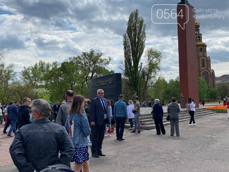 В Кривом Роге проходят торжества посвященные Дню памяти и примирения а также 76-й годовщине победы над нацизмом, - ФОТО, ВИДЕО, фото-2