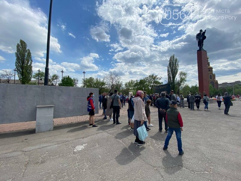 В Кривом Роге проходят торжества посвященные Дню памяти и примирения а также 76-й годовщине победы над нацизмом, - ФОТО, ВИДЕО, фото-9