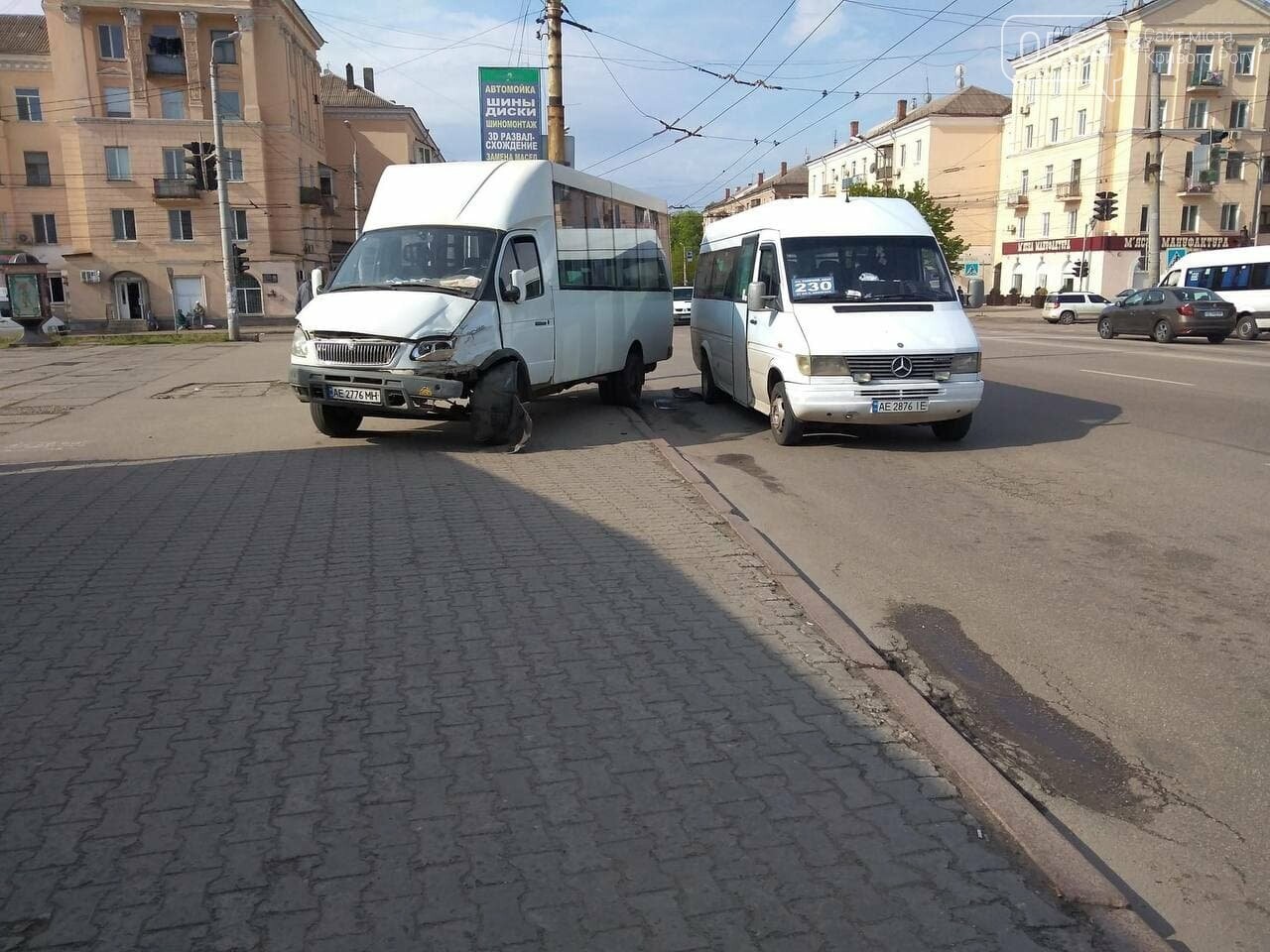 ДТП в Кривом Роге: в результате столкновения на остановке двух маршруток пострадала женщина, - ФОТО , фото-2