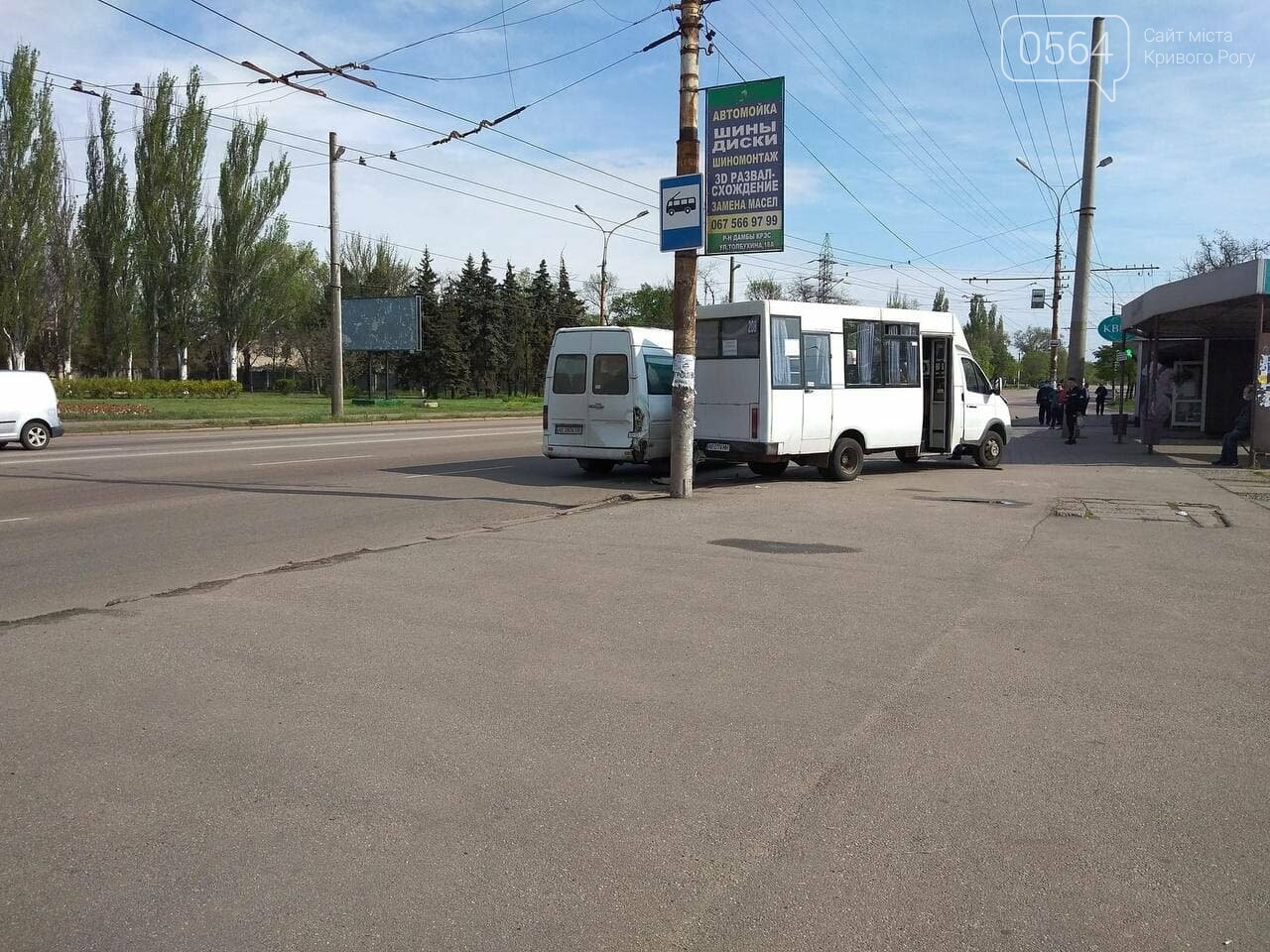 ДТП в Кривом Роге: в результате столкновения на остановке двух маршруток пострадала женщина, - ФОТО , фото-1