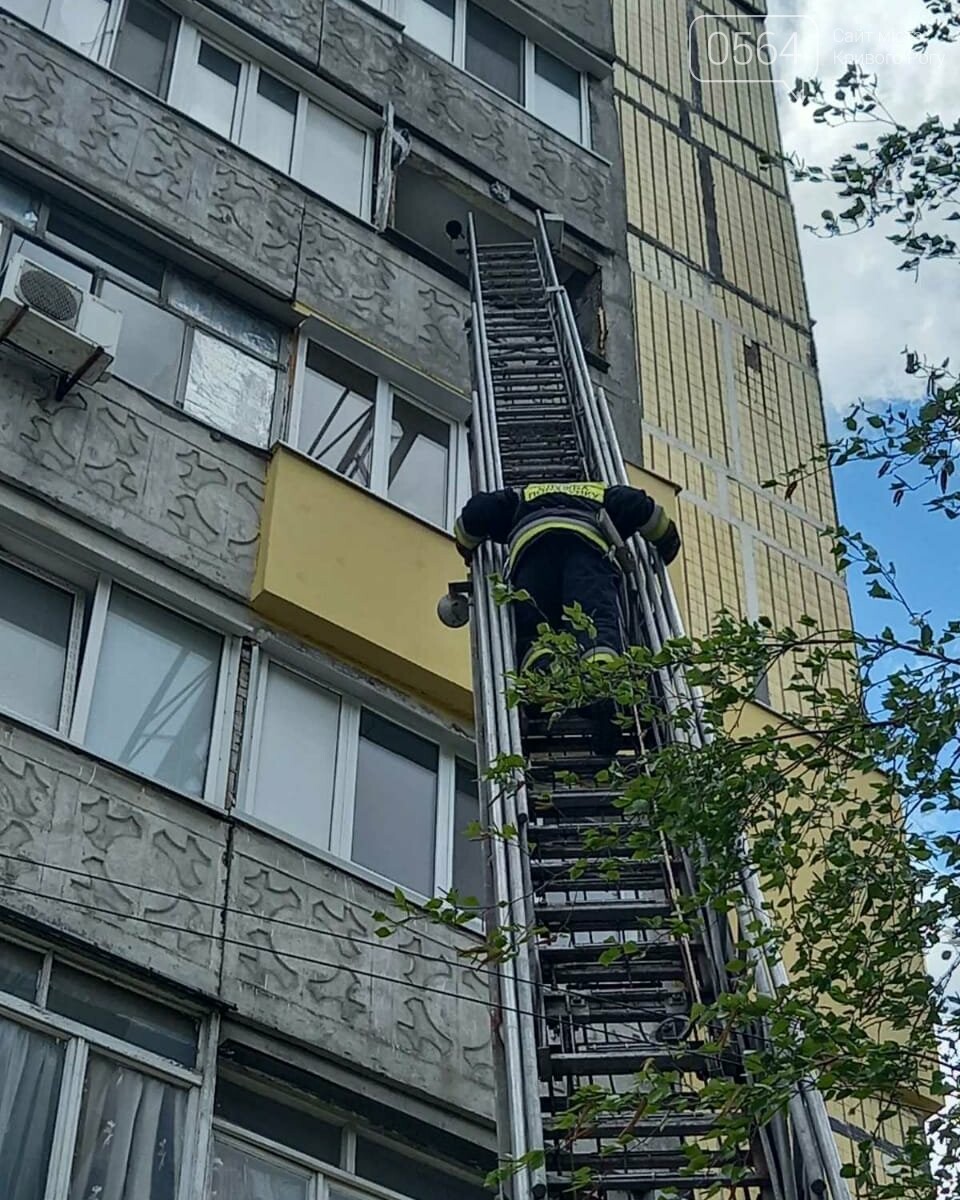 На Криворожской улице упала часть крыши: ГСЧС на Днепропетровщине ликвидирует последствия ветра - ФОТО, фото-1