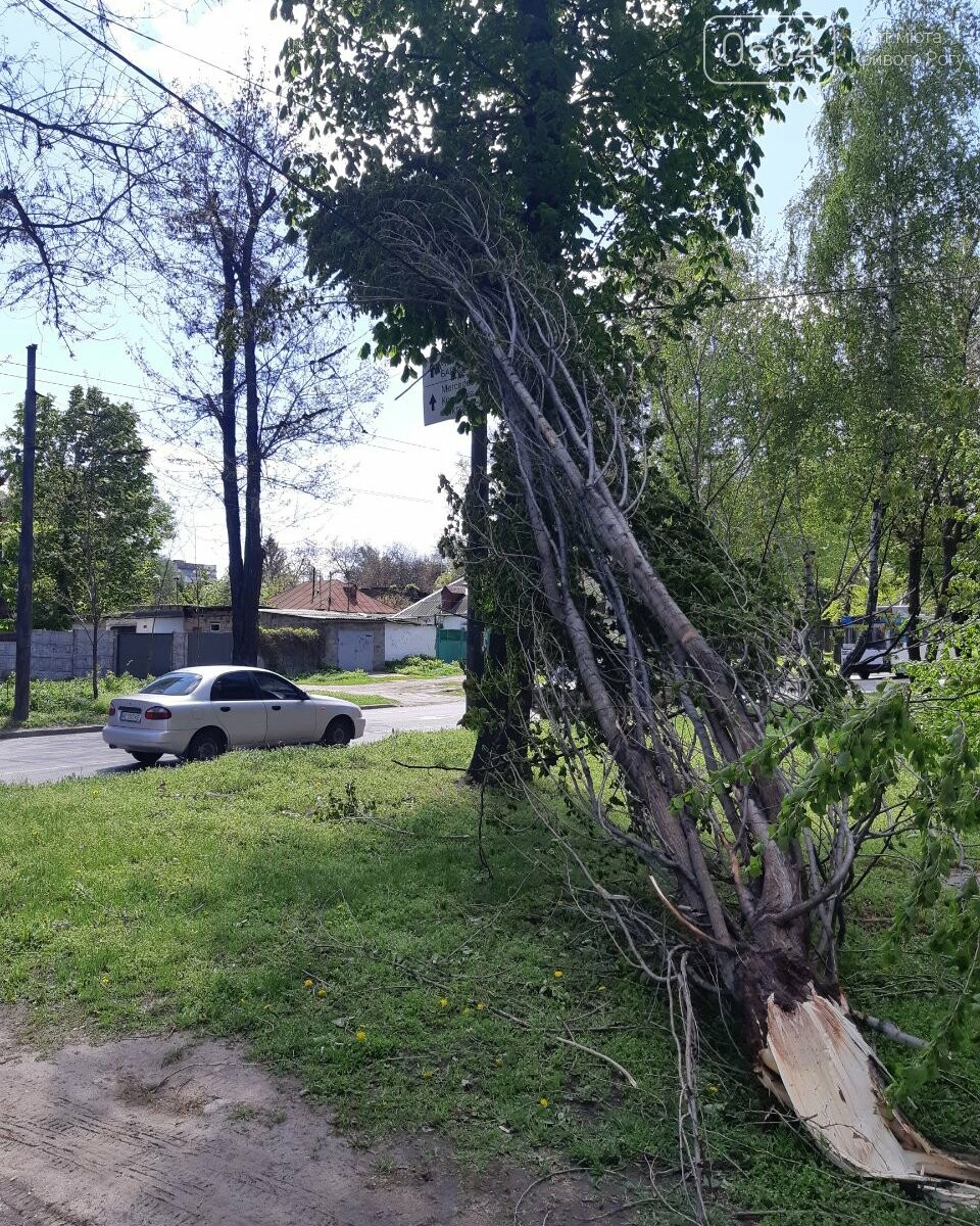 На Криворожской улице упала часть крыши: ГСЧС на Днепропетровщине ликвидирует последствия ветра - ФОТО, фото-3