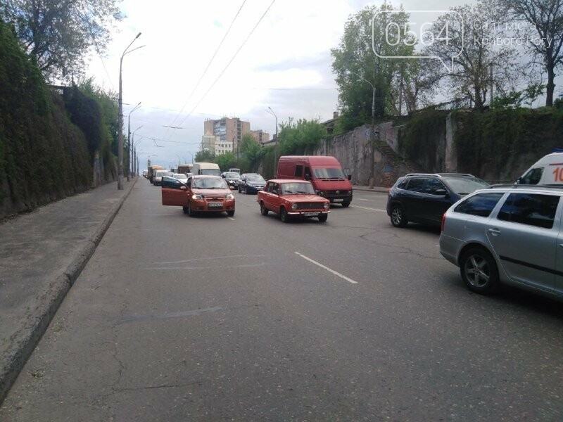 "Проклятое место": в результате ДТП на Мудреной создался затор, произошло несколько ДТП и сломался троллейбус - ФОТО, фото-4