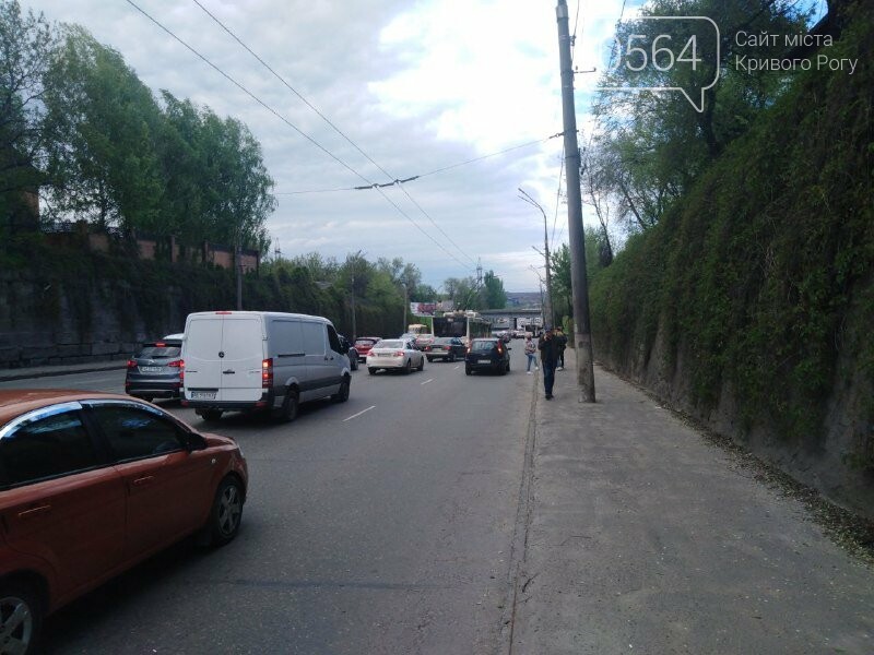 "Проклятое место": в результате ДТП на Мудреной создался затор, произошло несколько ДТП и сломался троллейбус - ФОТО, фото-5