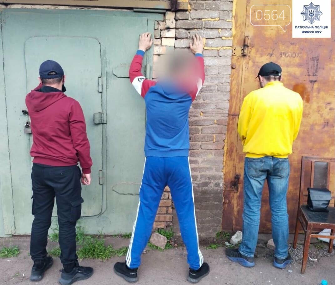 Выехав по вызову о домашнем насилии, полицейские в Кривом Роге обнаружили у обидчика "тайник", - ФОТО, фото-3